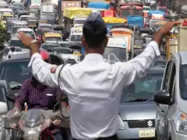 Mumbai Traffic Police has started seat belt awareness campaign under which people aware Mumbai Traffic Police: मुंबई ट्रैफिक पुलिस का सीट बेल्ट जागरूकता अभियान शुरू, 11 नवंबर से होगी सख्त कार्रवाई
