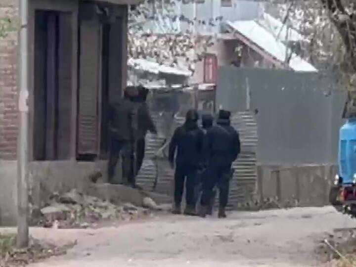 Jammu Kashmir: कश्मीर में आतंकियों के खिलाफ सुरक्षाबलों का ऑपरेशन, अवंतीपोरा में लश्कर कमांडर समेत तीन आतंकी ढेर Awantipora Encounter Today LeT cmdr Mukhtar Bhat among the 3 killed terrorists ADGP Kashmir Jammu Kashmir: कश्मीर में आतंकियों के खिलाफ सुरक्षाबलों का ऑपरेशन, अवंतीपोरा में लश्कर कमांडर समेत तीन आतंकी ढेर