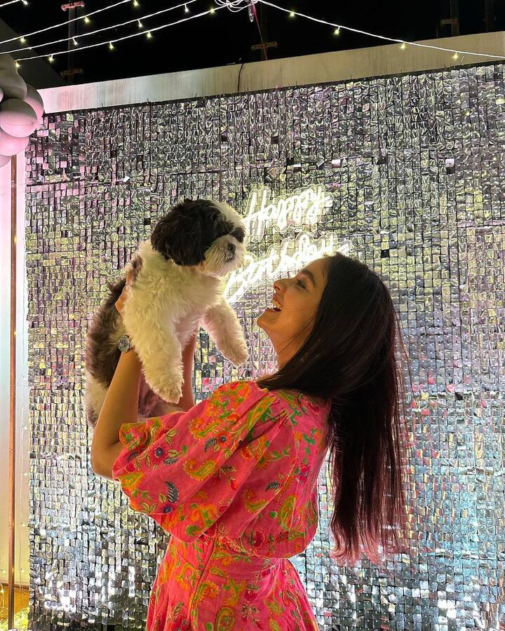 பிறந்தநாள் கொண்டாட்டத்தின் போது எடுக்கப்பட்ட புகைப்படங்களை கீர்த்தி தனது இன்ஸ்டா பக்கத்தில் பதிவிட்டுள்ளார்