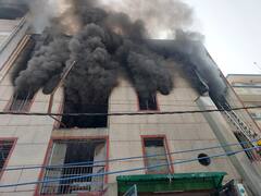 Delhi Fire: दिल्ली के नरेला में प्लास्टिक फैक्ट्री में लगी भीषण आग, दो की मौत, देखें हादसें की तस्वीरें