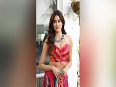 In Pics | Check Out Janhvi Kapoor's New 'Rangeen' Outfit!