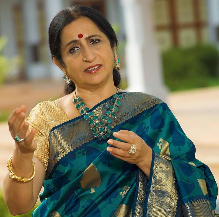 தமிழக அரசின் கலைமாமணி விருது மற்றும் மத்தியப் பிரதேசத்தின் காளிதாஸ் சம்மான் விருதும் பெற்றவர்.