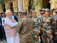 मोरबी घटनास्थल पर PM मोदी, रेस्क्यू टीम और घायलों से भी की मुलाकात- सामने आईं ये खास तस्वीरें