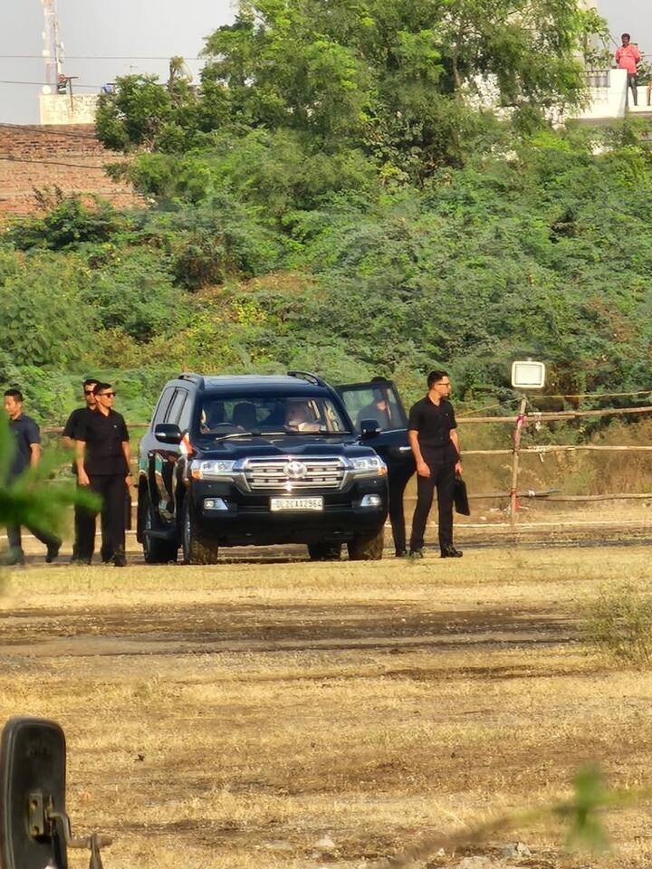 પ્રધાનમંત્રી મોદી આજે બપોરે 3.45 વાગ્યે મોરબી પહોંચ્યા હતા. ત્યાર બાદ સીધા પીએમ મોદી મોરબી બ્રિજના દુર્ઘટના સ્થળે જવા રવાના થયા હતા.