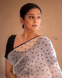 Priyamani Photos: నల్లంచు తెల్లచీరలో ప్రియమణి
