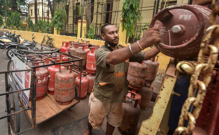 LPG Gas Cylinder Price Reduced: সাধারণের সাময়িক স্বস্তির খবর নিয়ে এল নভেম্বর। আজ থেকে কমেছে রান্নার গ্যাসের দাম।  এখন সিলিন্ডার পিছু রান্নার গ্যাসের দাম কমেছে আরও ১১৫ টাকা।