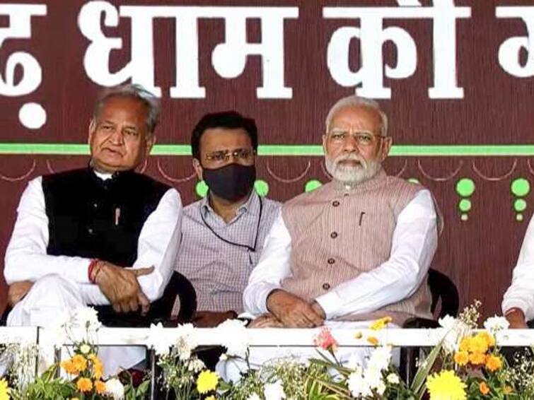 Prime minister Modi Ashok Gehlot shares stage in Rajasthan and praises each other பிரதமர் மோடிக்கு உலக அளவில் மரியாதை ஏன்? - ராஜஸ்தான் முதல்வர் விளக்கம்