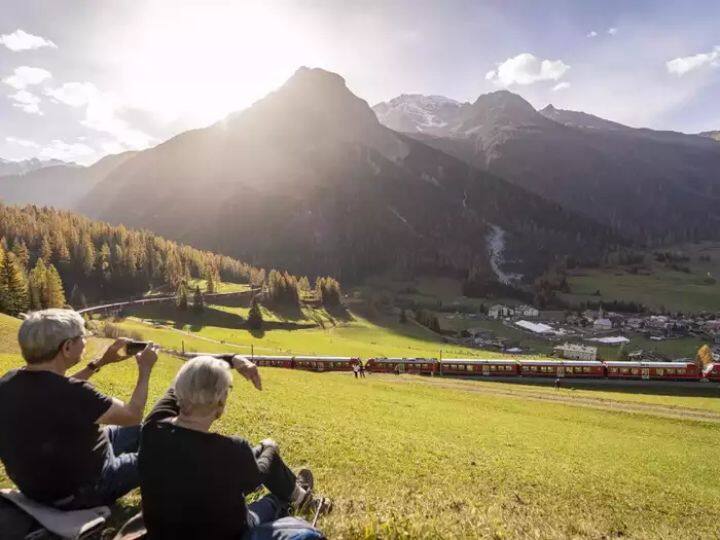 Trending World Longest Train with 100 coaches crosses alps viral train marathi news Trending : 'या' ट्रेनला आहेत 100 डबे , जाणून घ्या जगातील सर्वात लांब ट्रेन कधी आणि कुठे धावते?