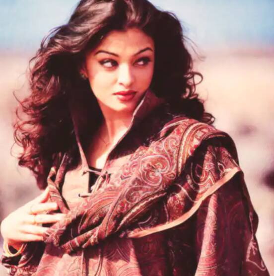 ਸਾਲ 1994 'ਚ ਮਿਸ ਵਰਲਡ ਦਾ ਖਿਤਾਬ ਹਾਸਲ ਕਰਨ ਤੋਂ ਬਾਅਦ ਐਸ਼ਵਰਿਆ ਰਾਏ ਨੇ ਸਾਲ 1997 'ਚ ਤਮਿਲ ਫਿਲਮ 'ਇਰੁਵਰ' ਨਾਲ ਆਪਣੀ ਅਦਾਕਾਰੀ ਦੀ ਸ਼ੁਰੂਆਤ ਕੀਤੀ। ਐਸ਼ਵਰਿਆ ਹੁਣ ਤੱਕ ਤਾਮਿਲ, ਤੇਲਗੂ, ਬੰਗਾਲੀ, ਅੰਗਰੇਜ਼ੀ ਅਤੇ ਹਿੰਦੀ ਭਾਸ਼ਾ ਦੀਆਂ ਲਗਭਗ 50 ਫਿਲਮਾਂ ਵਿੱਚ ਨਜ਼ਰ ਆ ਚੁੱਕੀ ਹੈ।