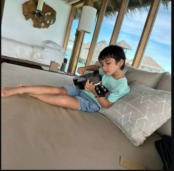 करीना कपूर फैन पेज पर जारी इन तस्वीरों में तैमूर स्कूल होम वर्क से दूर गिटार बजाते हुए चिल करते नजर आ रहे हैं, छोटे नवाब का ये अंदाज काफी कूल है.