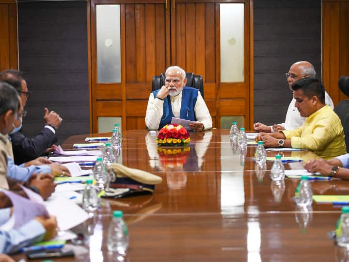 Gujarat Morbi Cable Bridge collapses PM Modi reviews meeting on bridge tragedy discussed about accident Morbi Cable Bridge Collapse: पीएम मोदी ने मोरबी पुल त्रासदी पर की समीक्षा बैठक, हादसे से जुड़े सभी पहलुओं पर की चर्चा