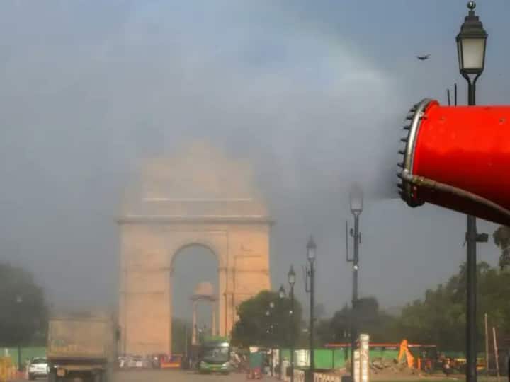 Delhi's air quality continues to remain in the 'very poor' category, with AQI recorded at 385 this morning. (Source: Twitter/ @weatherindia)