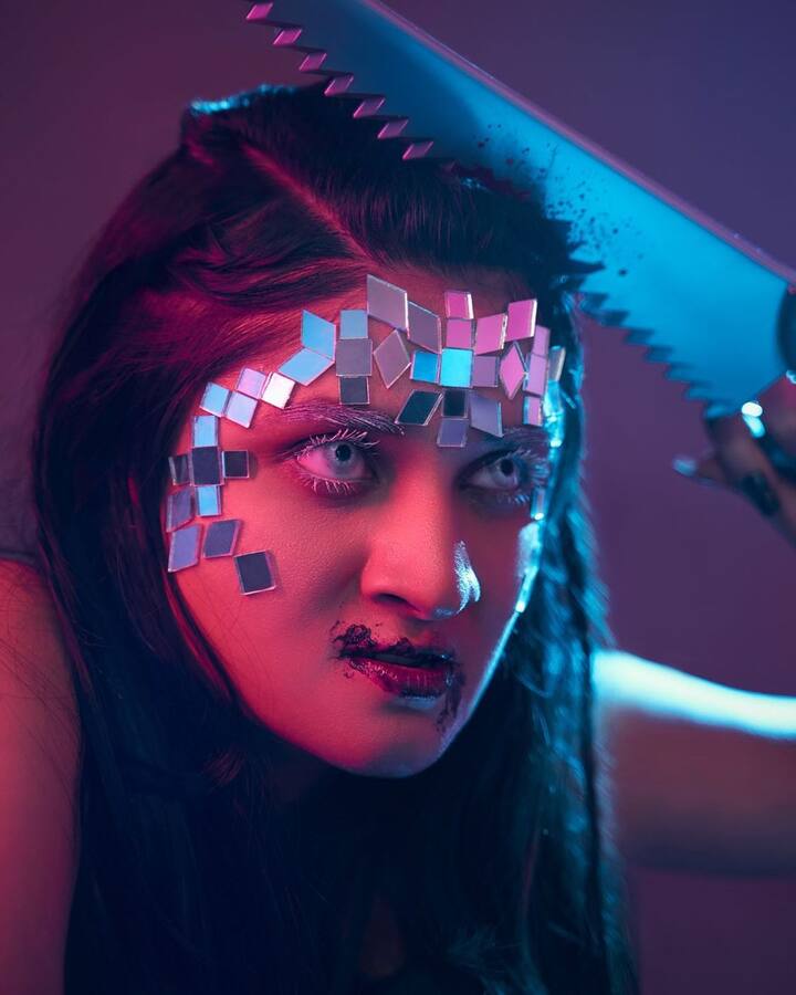 या फोटोंमध्ये तिने ब्लॅक कलरचा ट्यूब ड्रेस कॅरी केला आहे. त्याच वेळी, अभिनेत्रीने खूप भीतीदायक मेकअप केला आहे आणि तिचे केस खुले ठेवले आहेत.(फोटो सौजन्य :officialkanikamann/इंस्टाग्राम)
