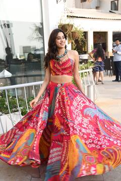 कातिलाना स्माइल...जुल्फों का संवारना, जाह्नवी कपूर का ये खूबसूरत अंदाज देख आपके लिए भी मुश्किल हो जाएगा नजरें हटाना