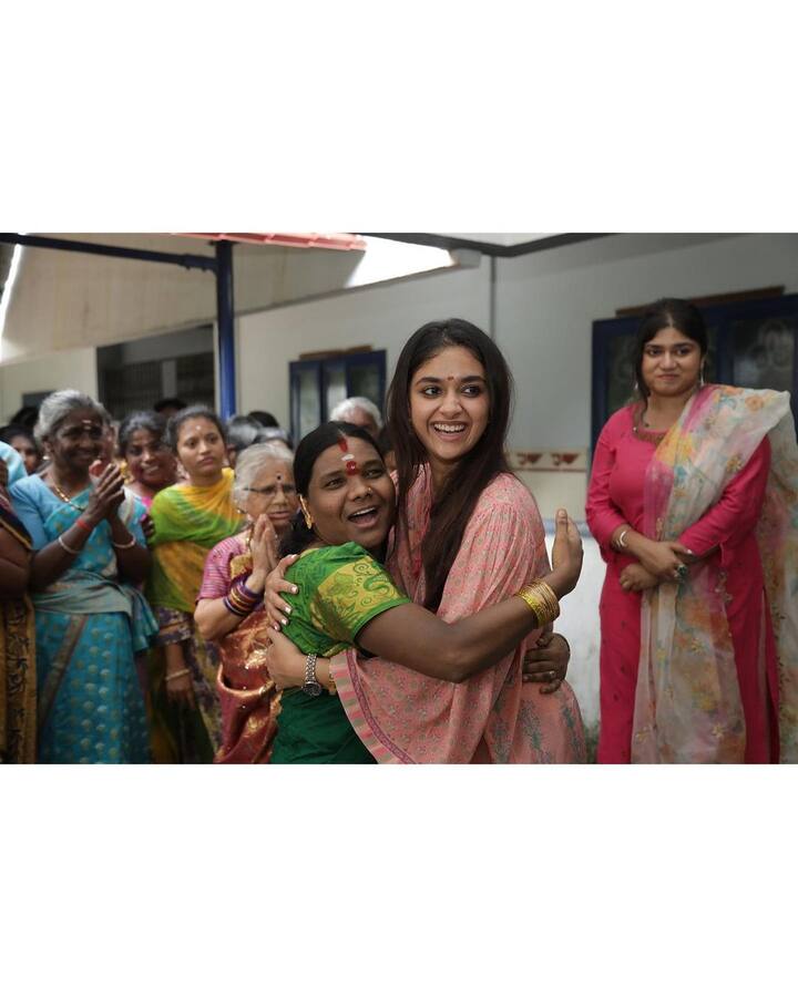 ரசிகையை அணைத்து போட்டோவுக்கு போஸ் கொடுத்துள்ளார்