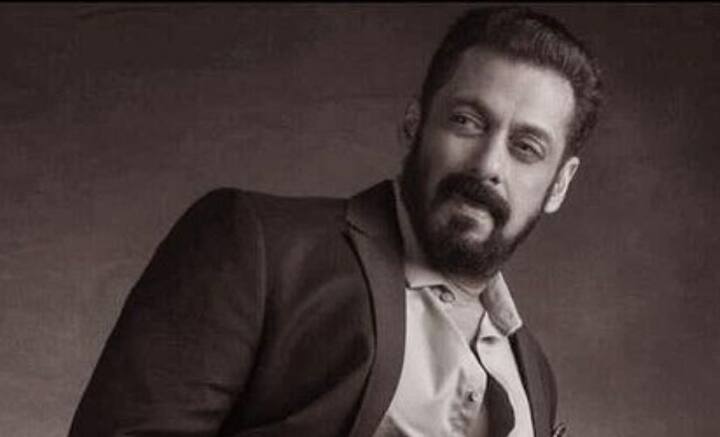এর আগে সলমনকে এক্স ক্য়াটেগরির নিরাপত্তা দেওয়া হতো। অনুপম খের এবং অক্ষয় কুমারও এক্স ক্যাটেগরির পান।