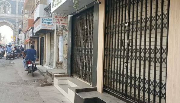 દુકાનદારોએ સ્વૈચ્છિક બંધ પાળીને મૃતકોને શ્રદ્ધાંજલિ પાઠવી અને શોક વ્યક્ત કર્યો હતો. મેડિકલ, પાનના ગલ્લા, જ્વેલર્સ સહિતની દુકાનો બંધ જોવા મળી હતી.