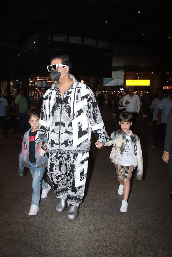 Karan Johar At Airport: बॉलीवुड सेलिब्रेटीज के साथ उनके बच्चे को लेकर भी फैंस के बीच हमेशा एक्साइटमेंट देखने को मिलती है. कुछ दिन पहले करण जौहर (Karan Johar) के बच्चों यश और रूही का एक नमस्ते वाला वीडियो सोशल मीडिया पर काफी वायरल हुआ था. इसी बीच दोनों के बार फिर पापा करण के साथ एयरपोर्ट पर स्पॉट किए दए हैं.