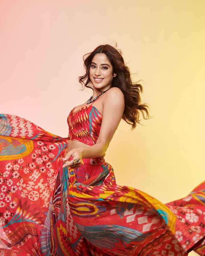 ચાહકો પણ જાહ્નવી કપૂરના આ ગ્લેમરસ અંદાજને પસંદ કરી રહ્યા છે.