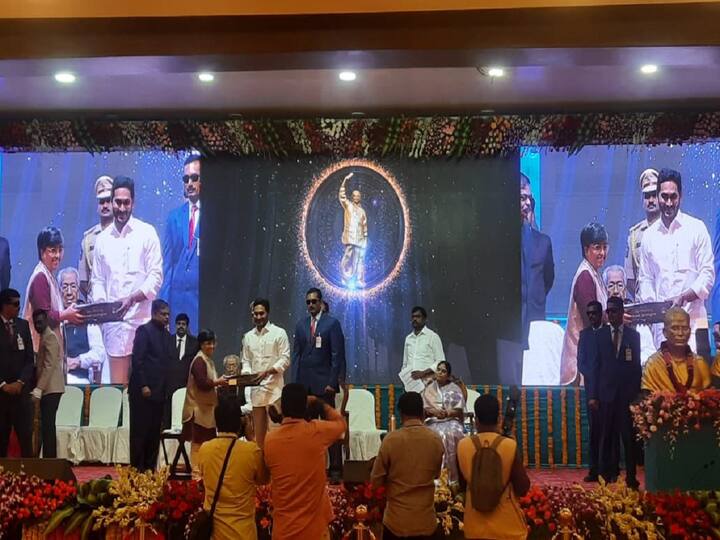 Andhra Pradesh government awarded YSR Prizes on the eve of state formation day ఏపీలో వైఎస్ఆర్ అవార్డ్స్-2022 ప్రదానం, 35 మంది వ్యక్తులకు, 30 సంస్థలకు