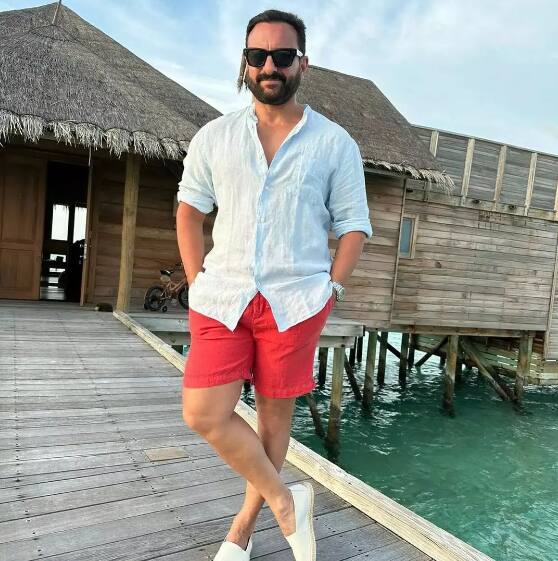 पेरेंटिंट से थोड़ा सा ब्रेक लेकर सैफ ने भी रेड बारमूडा और व्हाइट शर्ट पहने इस चिल लुक में जमकर एक सोलो फोटो के लिए पोज दिया.