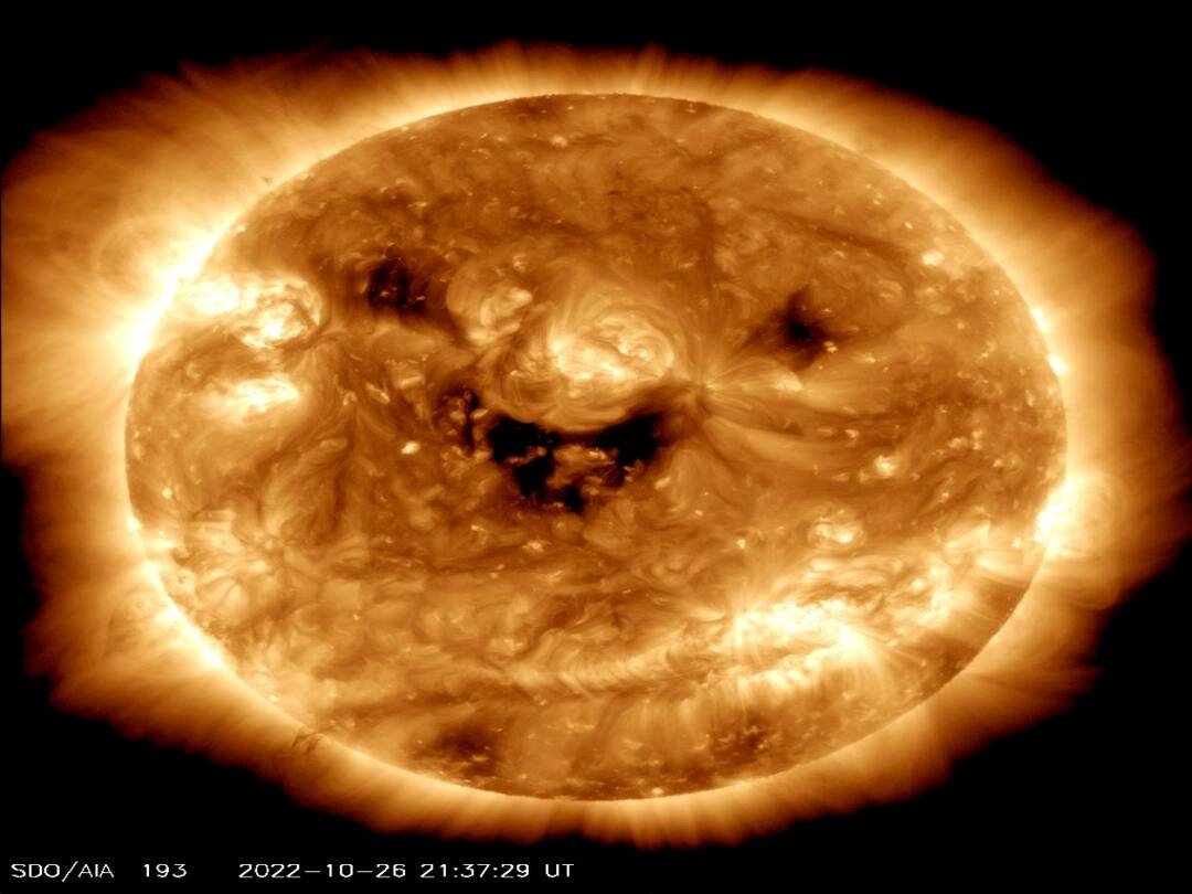 Sun was Smiling in a NASA photo It might be a warning for Earth NASA's Sun Smiling PIc: సన్నీ ఫన్నీగా ఉండటం ఎప్పుడైనా చూశారా?