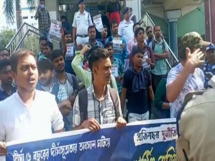 Kolkata karunamoyee Demanding new notification for exam, SLST job aspirants protest again SLST: পরীক্ষার জন্য নতুন বিজ্ঞপ্তির দাবি, SLST চাকরিপ্রার্থীদের বিক্ষোভে ফের ধুন্ধুমার করুণাময়ীতে