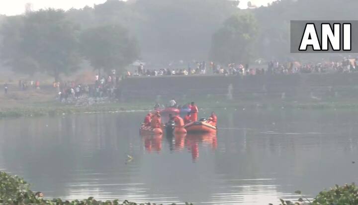 મોરબીની મચ્છુ નદીમાં ત્રીજા દિવસે પણ બચાવ કાર્ય ચાલુ છે.વહેલી સવારે NDRFના જવાનો આધુનિક મશીનો સાથે તંત્ર અને સેનાના જવાનો સાથે મળીને કામે લાગી ગયા છે (તસવીર સૌજન્યઃ એએનઆઈ)