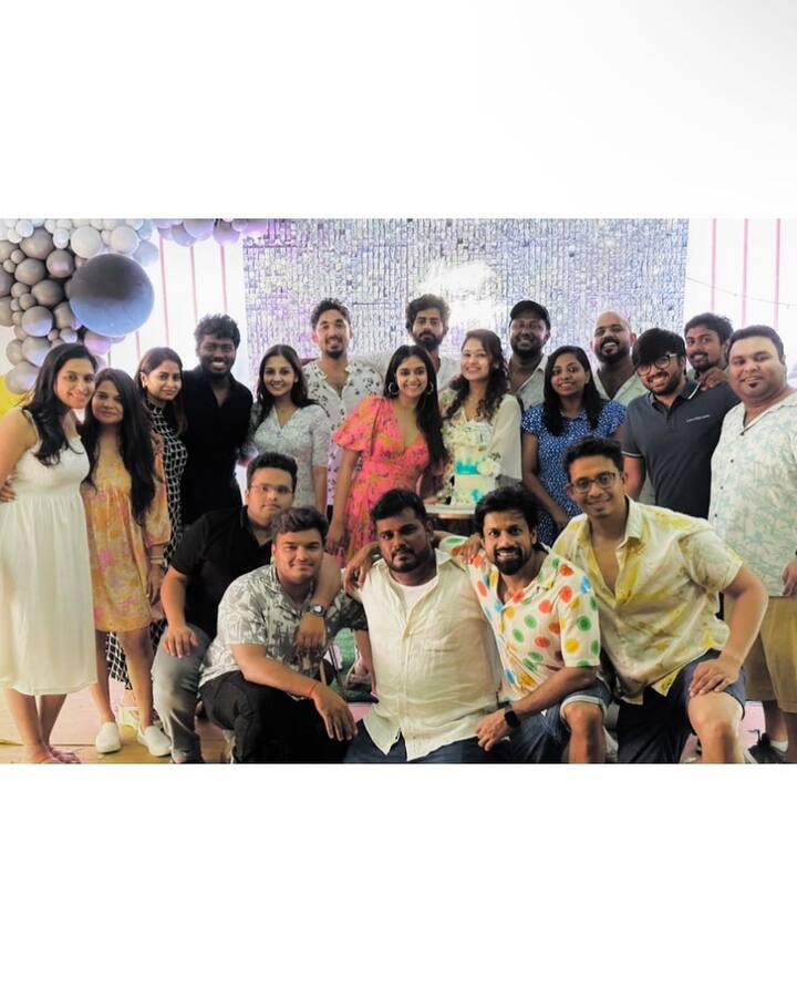 குடும்பத்தினர் மற்றும் நெருங்கிய நண்பர்களுடன் பிறந்தநாள் கொண்டாடிய நடிகை கீர்த்தி சுரேஷ்