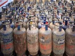 LPG Cylinder : ஒரு ஹேப்பி நியூஸ்.. சிலிண்டர் விலை எவ்ளோ குறைஞ்சிருக்கு தெரியுமா மக்களே?