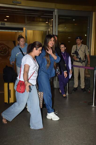 प्रियंका चोपड़ा (Priyanka Chopra Mumbai Airport) को मुंबई एयरपोर्ट पर स्पॉट किया गया था, इस दौरान एक्ट्रेस कंफर्टेबल डेनिम लुक में नजर आई थीं.