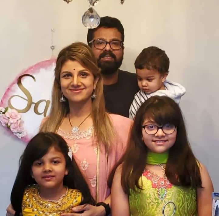 रंभा की ये कंपलीट फैमिली तस्वीर है. ये पिक्चर साफ बयां करती है कि वे अपने परिवार के कितनी करीब हैं.