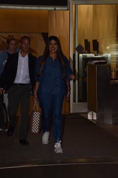 3 साल बाद इंडिया लौटीं 'देसी गर्ल' Priyanka Chopra, मुंबई एयरपोर्ट पर बेहद खुश दिखी एक्ट्रेस, देखें तस्वीरें