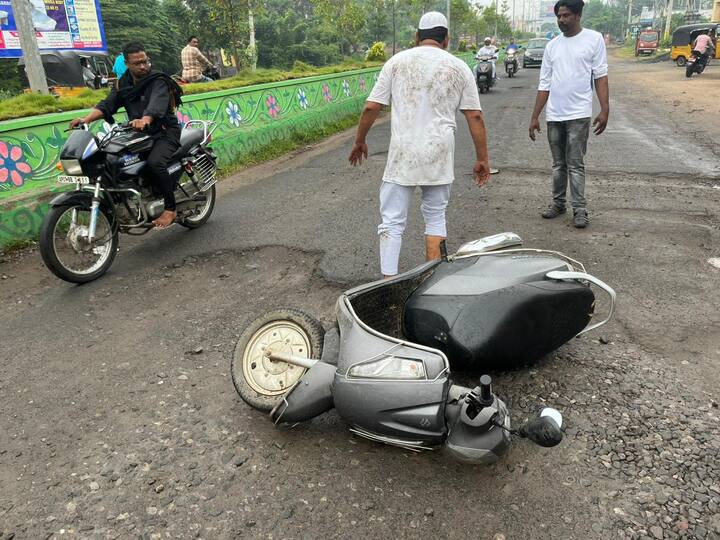 YSRCP Corporator Basha met with Road Accident on Guntur Roads, People Troll with Photos Guntur Roads: గుంతల రోడ్డుపై పడిపోయిన వైసీపీ కార్పొరేటర్, బండికి నెంబర్ ప్లేట్ కూడా లేదు - ఫొటోతో స్థానికులు ట్రోలింగ్