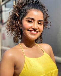 Anupama Parameswaran: పసిడివర్ణంలో మెరిసిపోతున్న అనుపమ