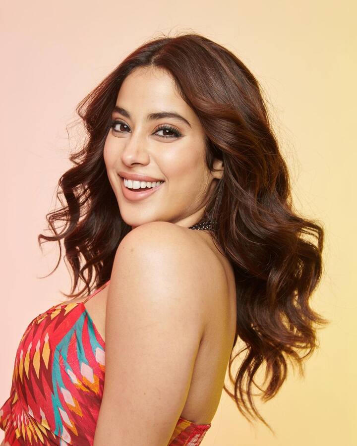 આ દરમિયાન, અભિનેત્રીએ તેના સત્તાવાર ઇન્સ્ટાગ્રામ એકાઉન્ટ પરથી તેની હોટ તસવીરો શેર કરી છે.