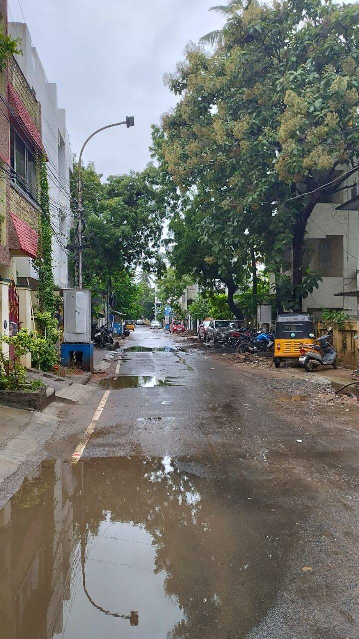 மழையினால் சாலைகள் அனைத்தும் வெள்ளக்காடாக காட்சியளிக்கின்றன