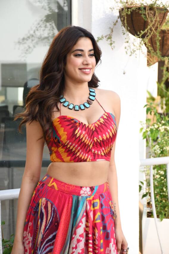 Katilana Smile... Zulfan KA Swarna and Janhvi Kapoor's gorgeous style makes it hard to take your eyes off.