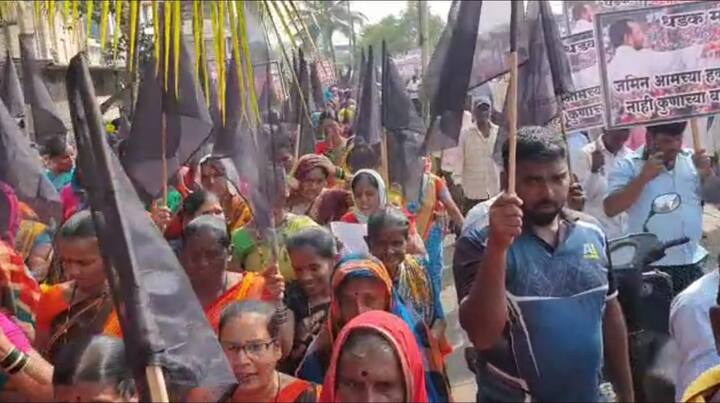राज्यातील प्रकल्प बाहेर गेल्यामुळे मागील काही दिवसांत राजकीय वातावरण तापले आहे. सत्ताधारी आणि विरोधकांमध्ये आरोप प्रत्यारोपाच्या फैरी झडत आहेत. पण रायगडमध्ये वेगळेच चित्र पाहायला मिळल आहे. रायगड जिल्ह्यातील बल्‍क ड्रग प्रकल्‍पाविरोधात अलिबाग येथे शेतकऱ्यांनी आज मोर्चा काढला होता. यावेळी प्रकल्‍पाला जमिनी न देण्‍याचा शेतकरयांनी निर्धार केल्याचं पाहायला मिळालं. मंगळवारी शेतकऱ्यांनी  रोहा - मुरूड तालुक्‍यातील प्रस्‍तावीत प्रकल्‍पाबाबत जिल्‍हाधिकारी कार्यालयावर मोर्चा काढला. प्रकल्पग्रस्तांच्या मुददयावर सरकारशी चर्चा करण्‍यास तयार, असल्याचं यावेळी सांगण्यात आलं.