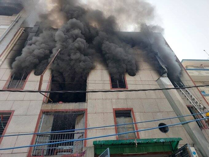 A terrible fire broke out in the plastic factory of Narela, 2 died, many are feared to be trapped ਨਰੇਲਾ ਦੀ ਪਲਾਸਟਿਕ ਫੈਕਟਰੀ 'ਚ ਲੱਗੀ ਭਿਆਨਕ ਅੱਗ, 2 ਦੀ ਮੌਤ, ਕਈਆਂ ਦੇ ਫਸੇ ਹੋਣ ਦਾ ਖਦਸ਼ਾ