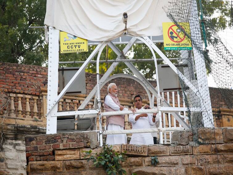 Before The Arrival Of PM Modi The Companys Name Was Hidden With White Cloth In Morbi Morbi Bridge Collapse: PM મોદી પહોંચ્યા તે પહેલાં મોરબીમાં કાપડથી કંપનીનું નામ છુપાવાયું અને સિવિલની આ રીતે થઈ કાયાપલટ