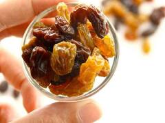 रिकाम्या पोटी मनुके खाण्याचे फायदे, तुम्हाला ठाऊक आहेत का?