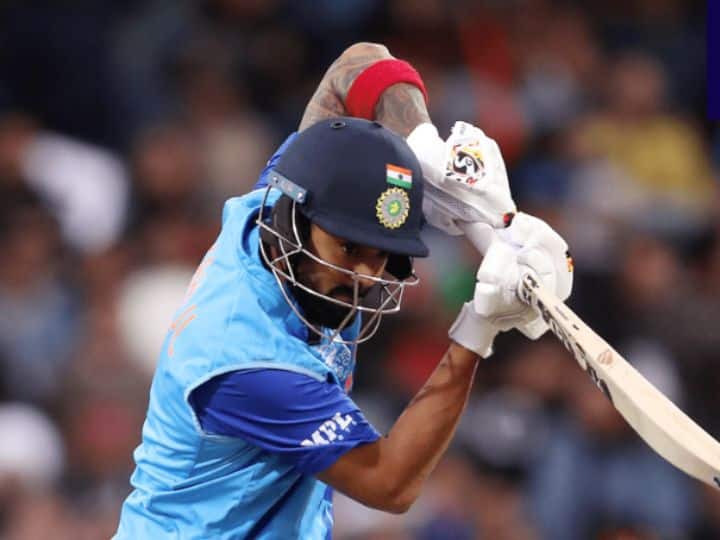 विशेष म्हणजे भारताचा सलामवीर केएल राहुल आजच्या सामन्यातून पुन्हा एकदा फॉर्मात परतला. त्यानं 50 धावा करत दमदार अर्धशतक झळकावलं.