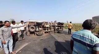 Amreli Accident : બોલેરોનું ટાયર ફાટતાં સર્જાયો અકસ્માત, સગાઈ પ્રસંગે જતાં પરિવારને નડ્યો અકસ્માત