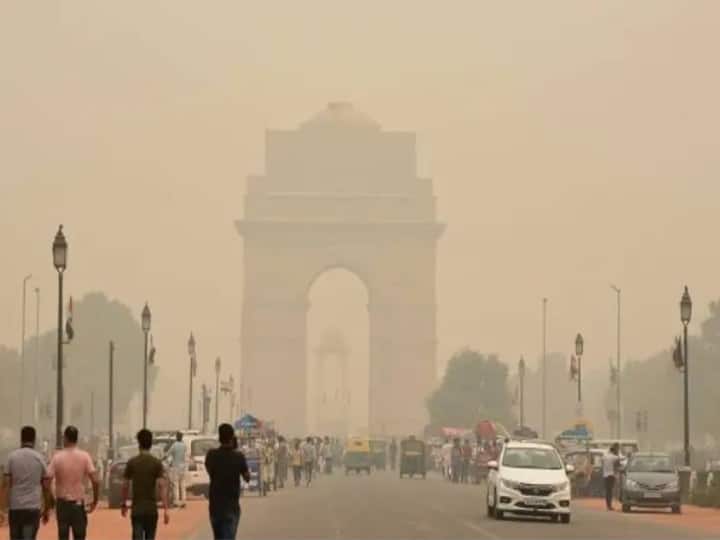 Delhi-NCR Pollution: दिल्ली की हवा में मामूली सुधार लेकिन स्थिति अब भी गंभीर, पराली जलाने से बढ़ी चिंता