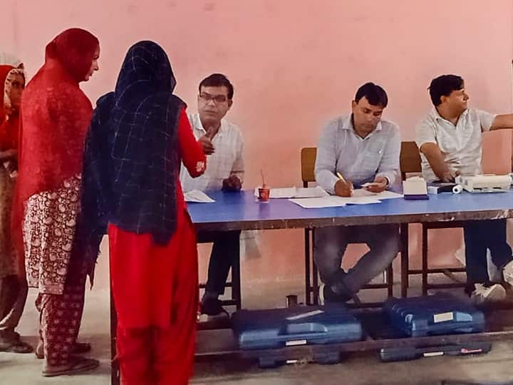 Voting is underway in nine districts of Haryana to elect Panch and Sarpanch Haryana Panchayat Election: हरियाणा के नौ जिलों में हो रहा है पंच-सरपंच का चुनाव, मेवात के एक बूथ पर दो गुटों में मारपीट