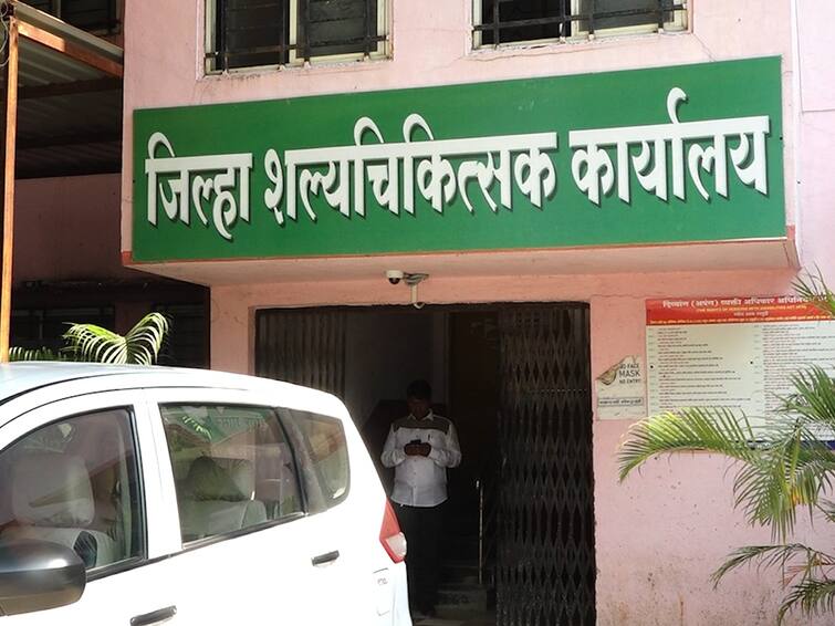 Beed Hingoli Doctor private practice after govt duty tukaram munde action शासकीय हॉस्पिटलला नोकरी करणाऱ्या डॉक्टरांना खाजगी प्रॅक्टिस करणे पडले महागात!