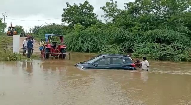 వరదనీటిలో చిక్కుకున్న కారు- గంటలపాటు శ్రమించి తీసిన స్థానికులు