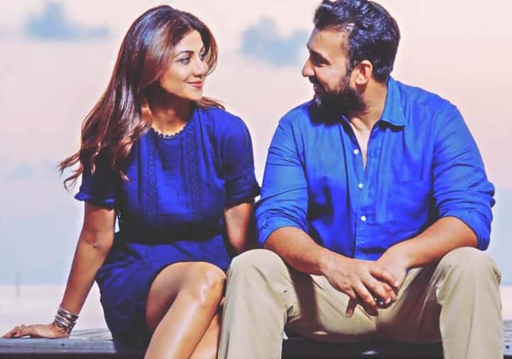 Raj Kundra Mask : बॉलीवुड की फेमस अदाकार शिल्पा शेट्टी (Shilpa Shetty) के पति और बिजनेसमैन राज कुंद्रा पिछले काफी वक्त से पोर्नोग्राफी केस में फंसे हुए हैं. इस मामले में जांच के बाद राज ने करीब तीन महीने मुंबई की बायकुला जेल में बिताए थे. वहीं बाहर आने के बाद कभी भी राज ने मीडिया को या किसी पब्लिक प्लेस में अपना चेहरा नहीं दिखाया. हर बार वो अपना चेहरा अलग-अलग स्टाइल के मास्क से छुपाते हुए नजर आए. अब हाल ही में राज ने ट्विटर पर इन मास्क के पीछे की वजह का खुलासा किया है....