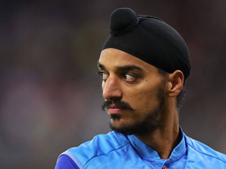 सामन्यात भारताचा युवा डेथ ओव्हर स्पेशलिस्ट अर्शदीपनं उल्लेखणीय कामगिरी करत एकाच ओव्हरमध्ये 2 विकेट घेतल्याच पण डेथ ओव्हर्समध्येही चांगली गोलंदाजी केली.